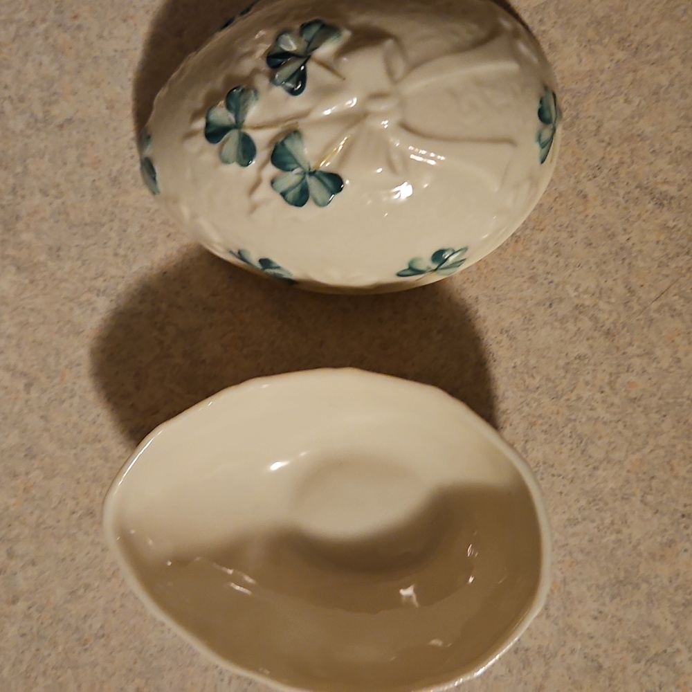 Vtg Belleek Ceramic Egg with Shamrock - Picture 2 of 3